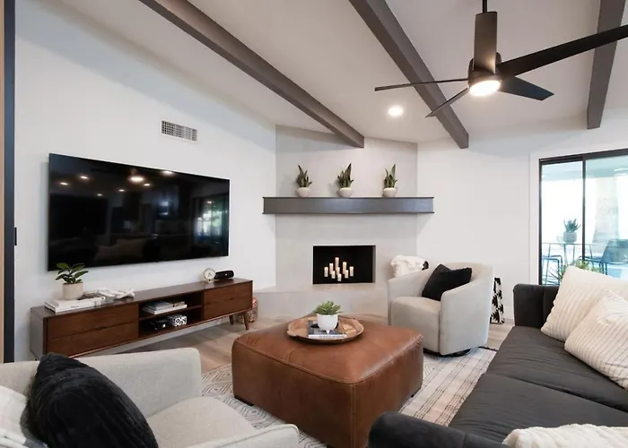 Holiday home 4bedroom 3bath With Billiards, Ping-pong, Heated Pool, Hot Tub, Fire Pit &