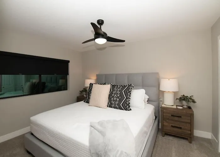 Holiday home 4bedroom 3bath With Billiards, Ping-pong, Heated Pool, Hot Tub, Fire Pit &