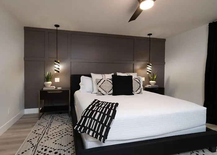 Holiday home 4bedroom 3bath With Billiards, Ping-pong, Heated Pool, Hot Tub, Fire Pit & *